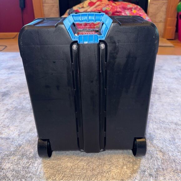 Hot Wheels 110 car carrying case with retractable handle and wheels - Picture 3 of 11